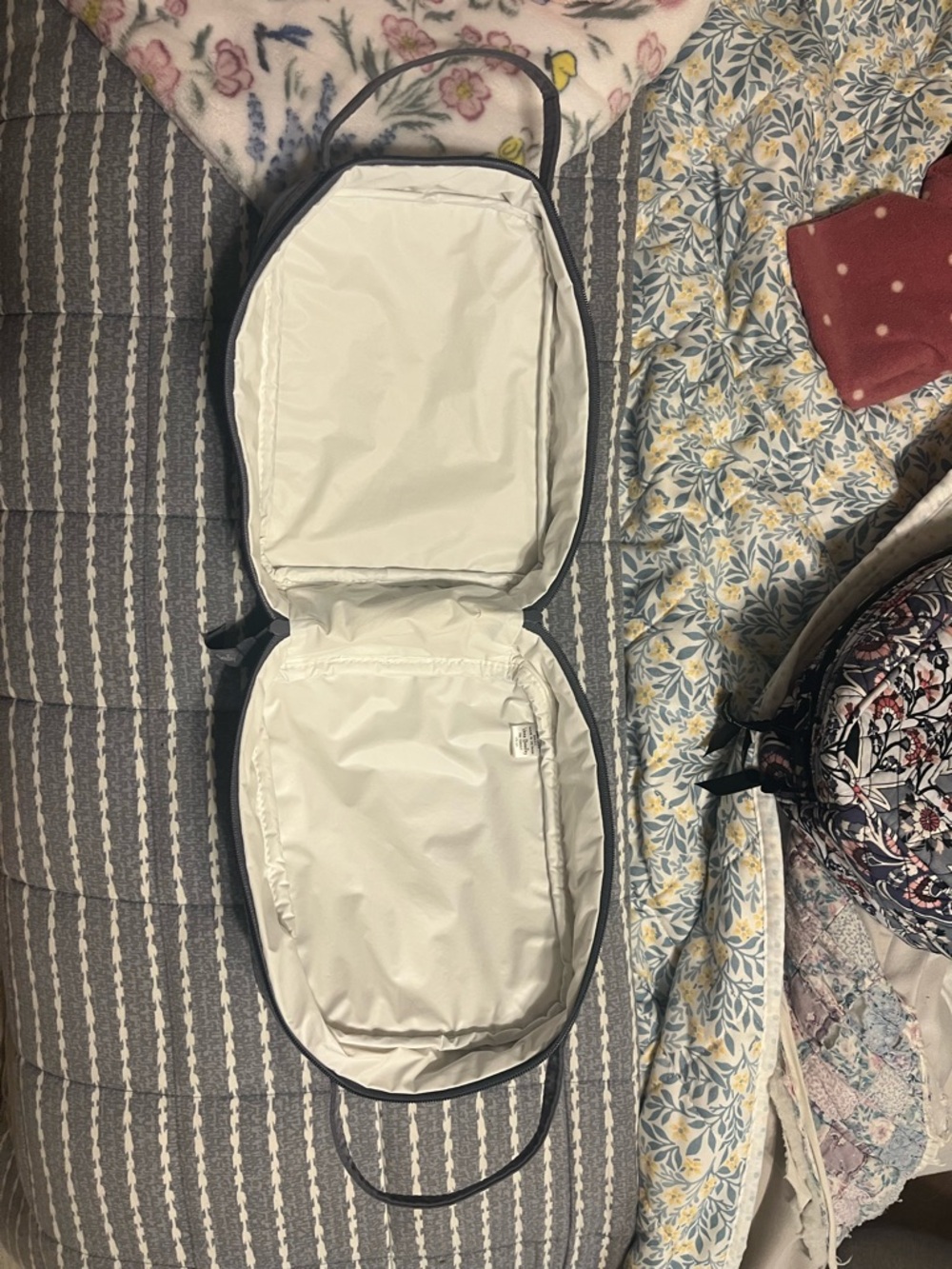 Vera Bradley Lunch Bag - Picture 4 of 6